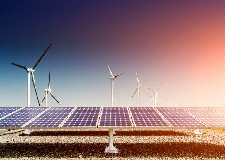 Énergies renouvelables éoliennes et panneaux solaire