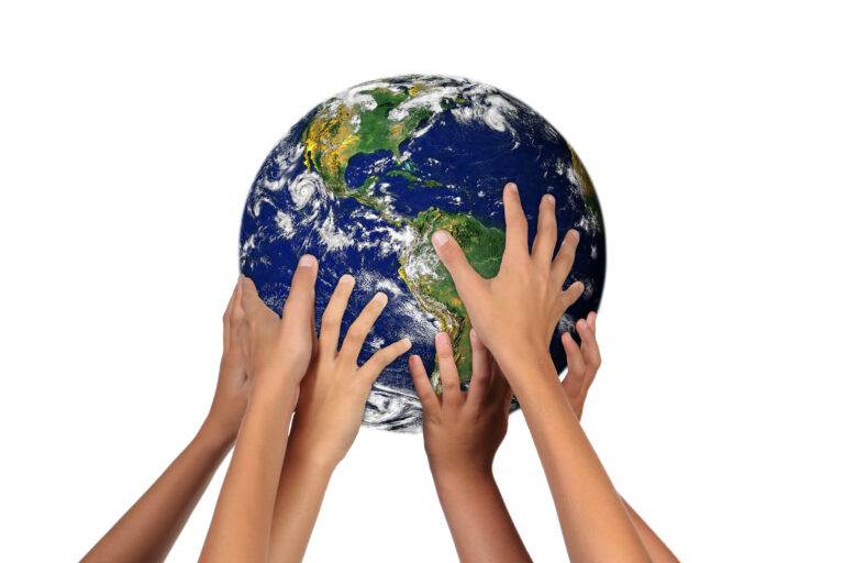 terre mains d'enfants